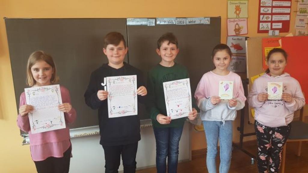 In Zeiten der Coronakrise ist Sant'Egidio besonders den alten Menschen nahe, die isoliert sind. Die Jugend für den Frieden und die Kinder zeigen ihre Zuneigung zu den älteren Menschen